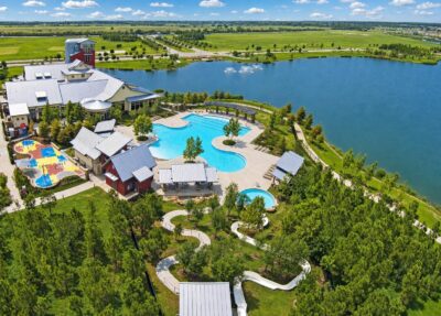 Resort-style amenity center featuring a lagoon-style in Cross Creek Ranch neighborhood in Fulshear.