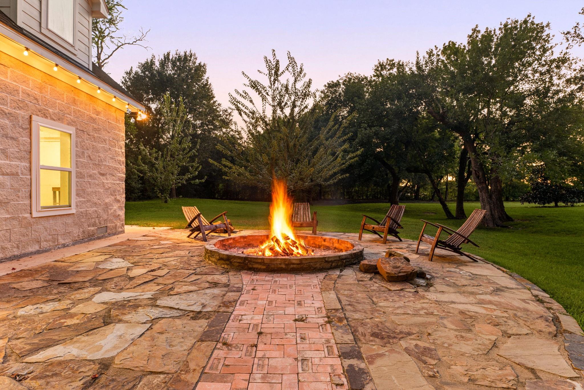 Houston home exterior in the fall with seasonal landscaping, representing the best time to sell a Houston home and attract motivated buyers during the fall real estate market.