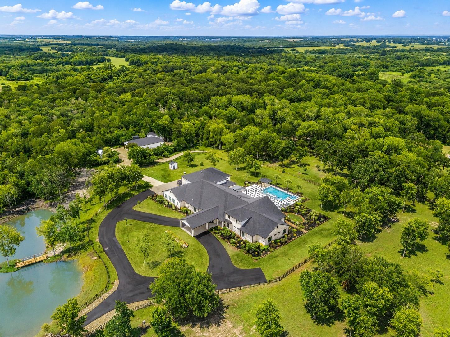 Houston skyline and homes representing the latest housing market trends and insights for local sellers.